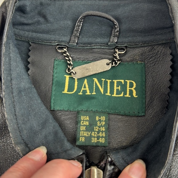 Danier Women's Sleeveless Black Leather Zippered Vest - Picture 8 of 9